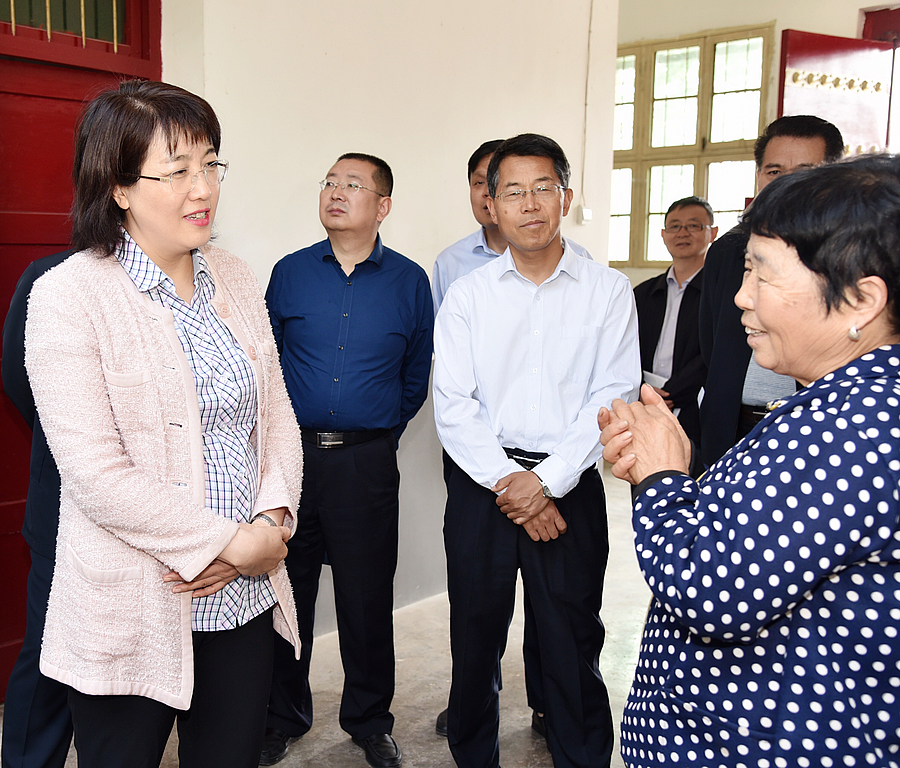 李婧1.jpg 李婧1.jpg